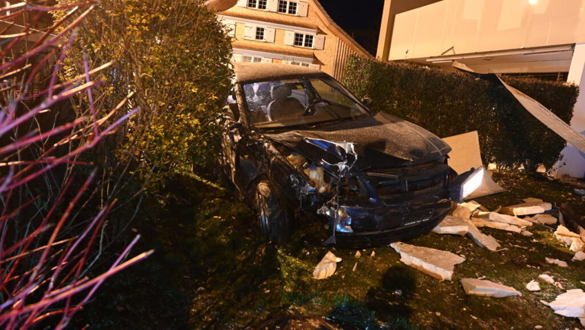  Der Schaden an Auto und am Schutzzaun sind enorm. 
