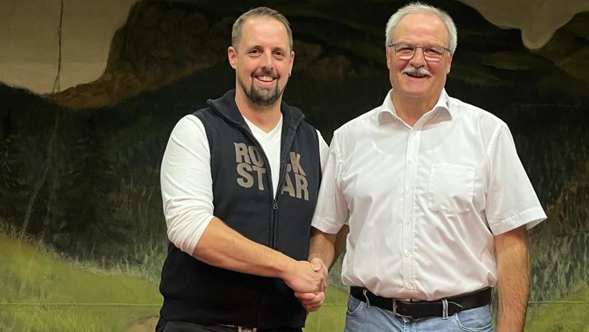  Stabübergabe: Franco Chiani (rechts) übergibt das Präsidentenamt beim Schwingclub Wartau an Markus Schlegel. 