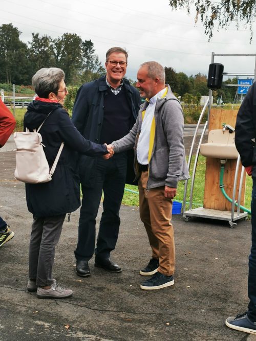  Gehörten zu den ersten Gratulanten: Käthi und Daniel Gut, zu dessen Nachfolger Rolf Pfeiffer gewählt wurde. 