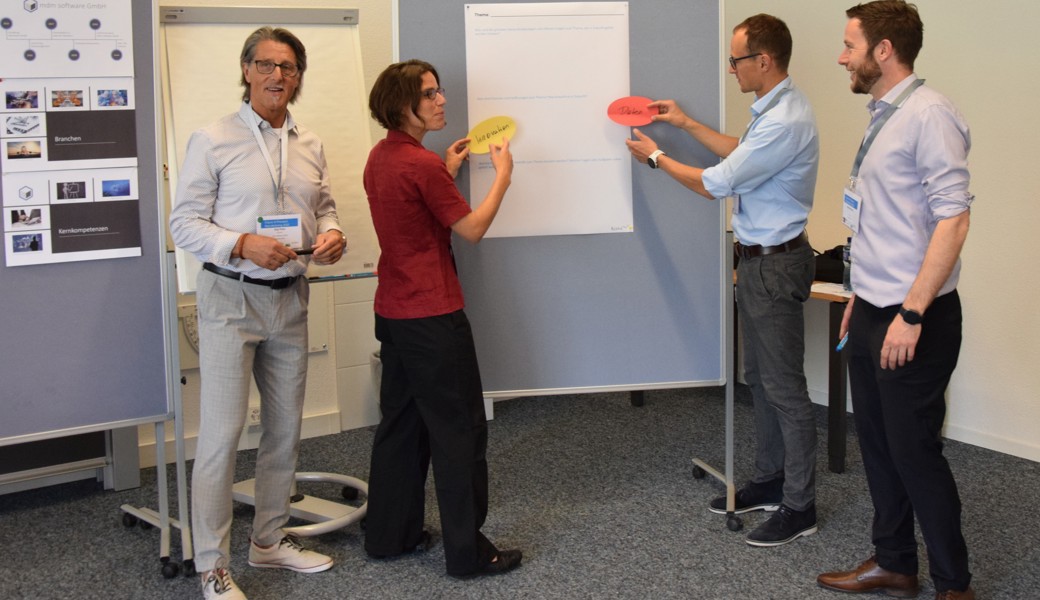  Workshop «Umgang mit Daten aus der Produktion» (von links): Jürg Peter (mdm Software), Barbara Scherrer (KoinaSoft), Thomas Liebrich (RhySearch) und Raphael Berger (Erowa). 