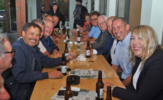 W&O-Redaktionswagen beim Gemeindesaal: Wurst, Bier und gute Laune trotz Regen