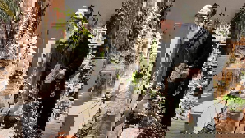  Ein Besucher im Blütenreich in Wildhaus schaut sich das Angebot im Blumengeschäft an und bringt den Flyer für die Auslosung mit.