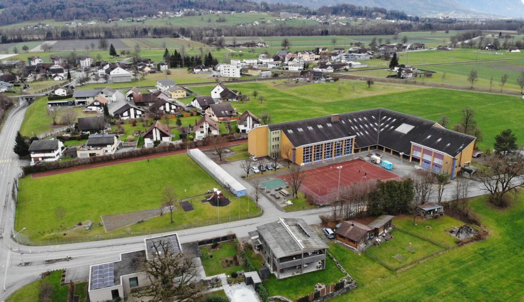  Der geplante Standort der Doppelturnhalle links vom Schulhaus gibt zu reden. 