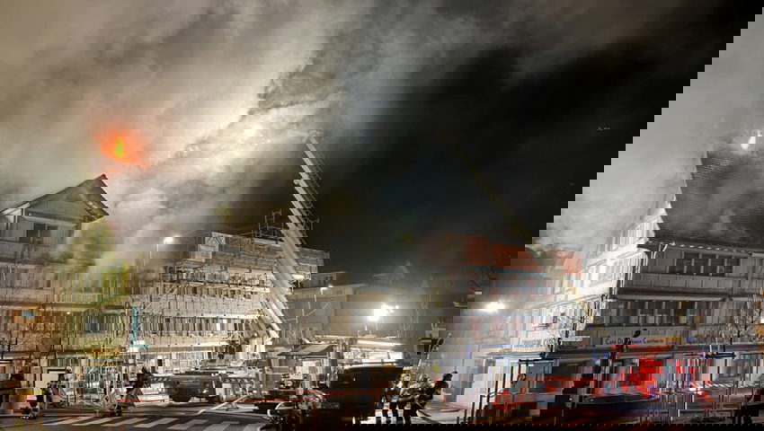  Das Feuer breitete sich schnell aus und griff auf den Dachstock über. 