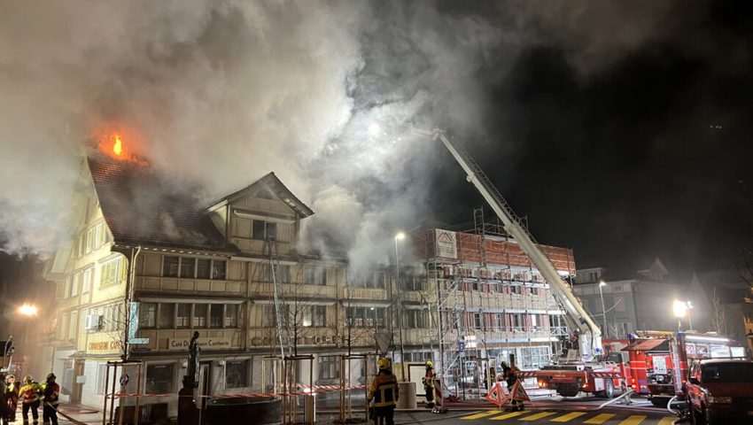 Das Feuer breitete sich schnell aus und griff auf den Dachstock über. Das Feuer breitete sich schnell aus und griff auf den Dachstock über.