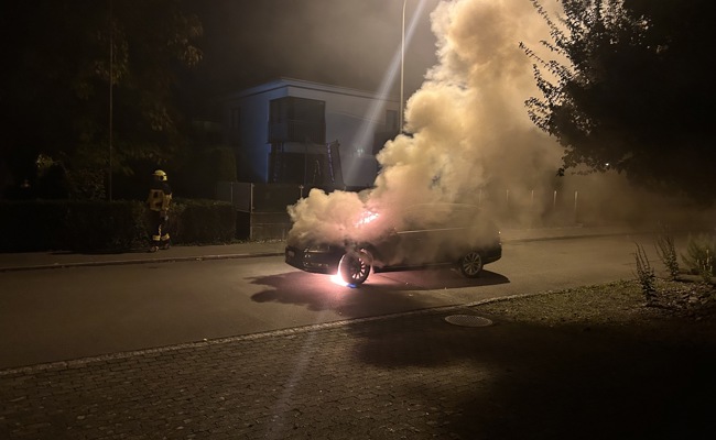 Wegen technischem Defekt: Flammen aus Motorraum – Fahrer greift zum Feuerlöscher