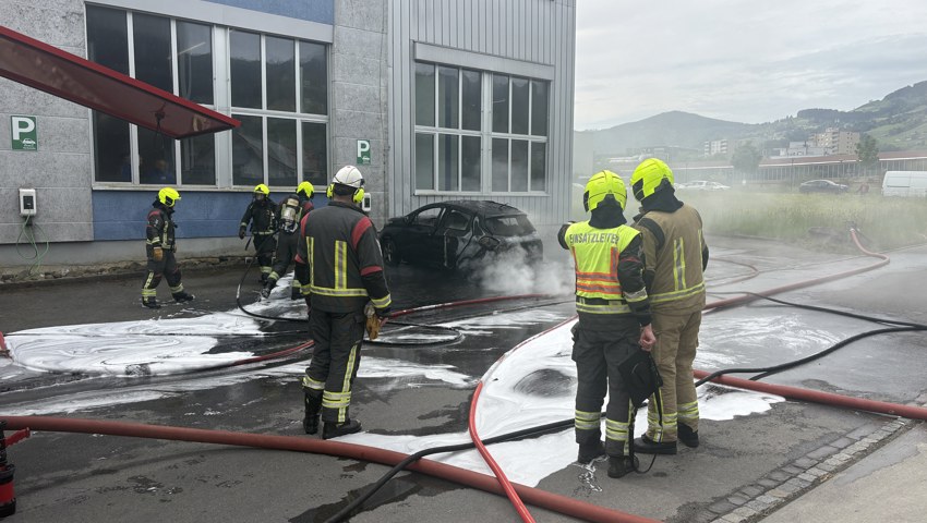 Brand gelöscht, doch das Elektrofahrzeug ist hin.