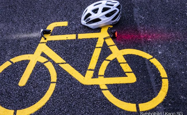 35-jähriger Rennvelofahrer kollidiert mit Auto