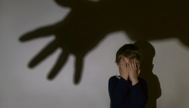 Rentner schlief nackt neben Ferienbub und findet nichts dabei: «Wir sind doch zwei Burschten» – so urteilt das Gericht