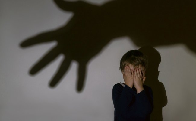 Rentner schlief nackt neben Ferienbub und findet nichts dabei: «Wir sind doch zwei Burschten» – so urteilt das Gericht