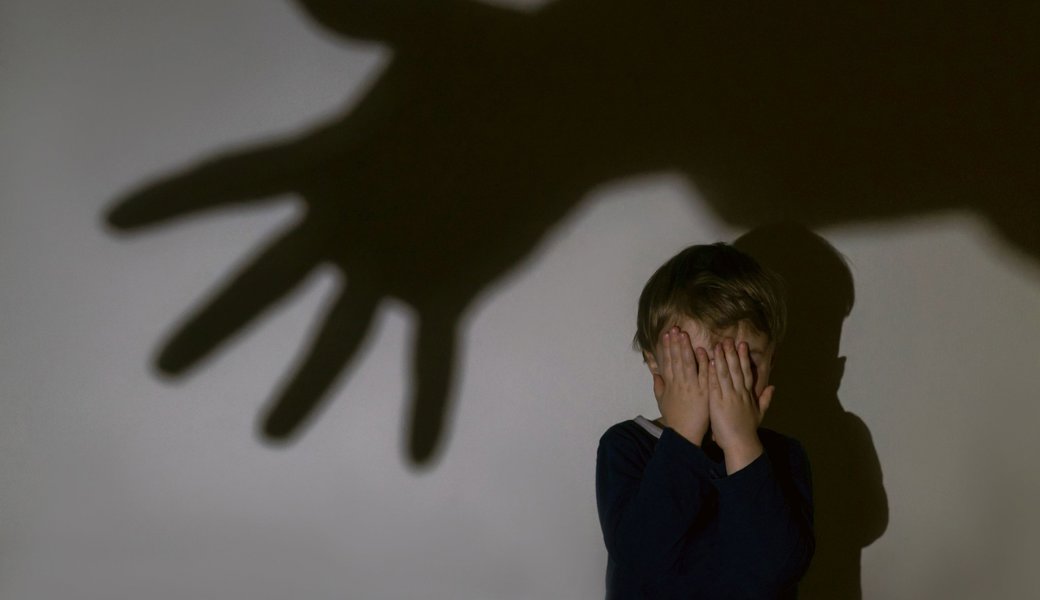 Rentner schlief nackt neben Ferienbub und findet nichts dabei: «Wir sind doch zwei Burschten» – so urteilt das Gericht