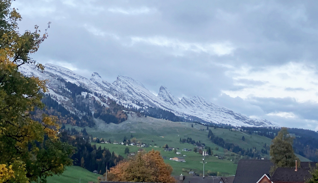 Die Churfirsten präsentieren sich am Donnerstagmorgen frisch verschneit.
