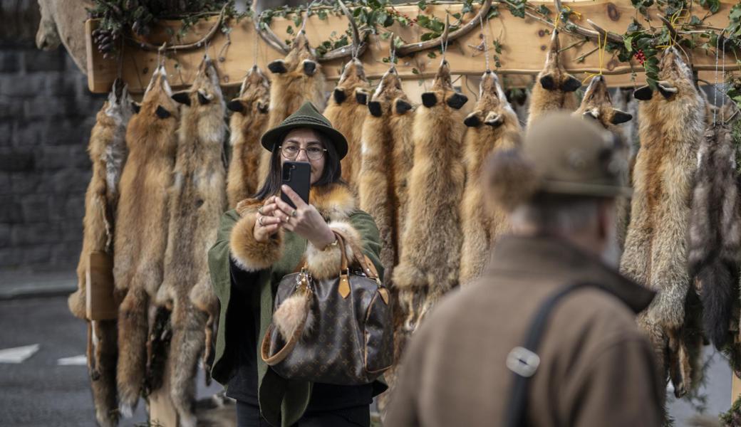 Fellmarkt in Thusis: Verkäufer und Käufer sorgen für ein buntes Treiben.