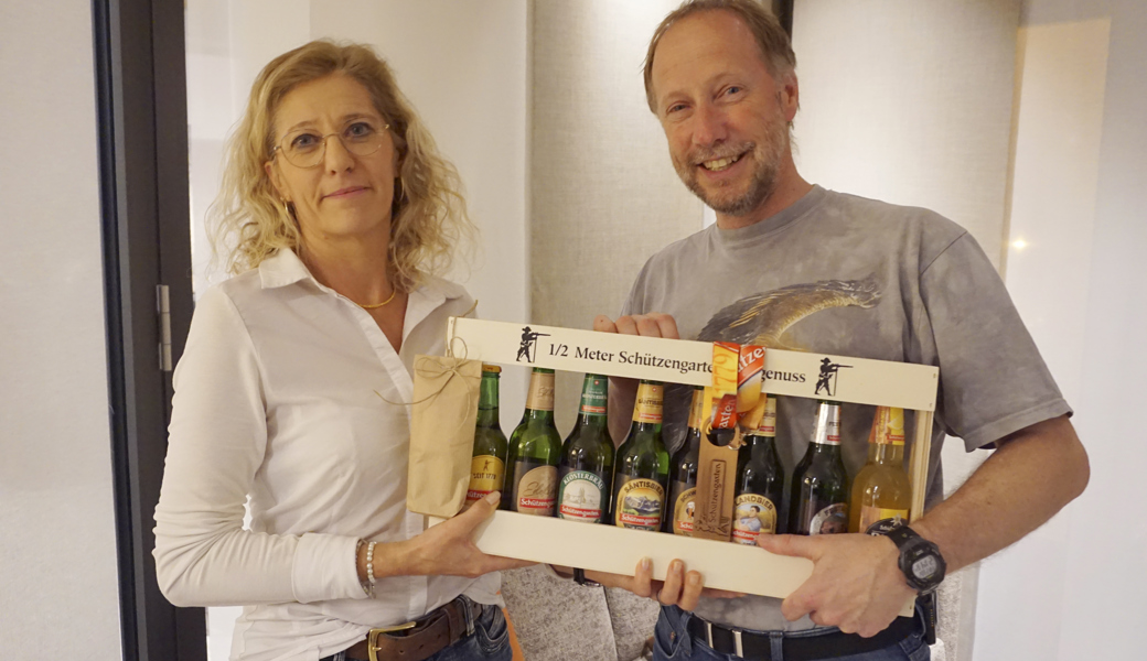 Die Präsidentin Claudia Bachmann überreicht Remo Hanimann ein Präsent für 25 Jahre Samariterlehrer.