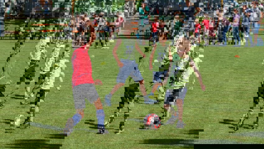  350 Schülerinnen und Schüler kämpften um jeden Ball. 