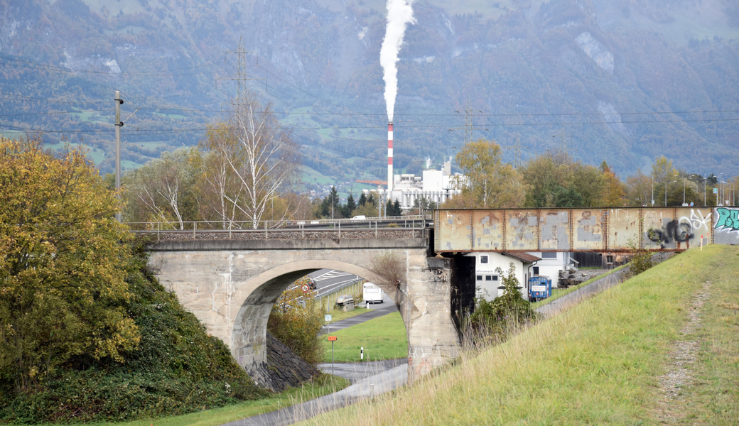 Der Brückenabschnitt über dem Rheindammweg soll ersetzt werden.