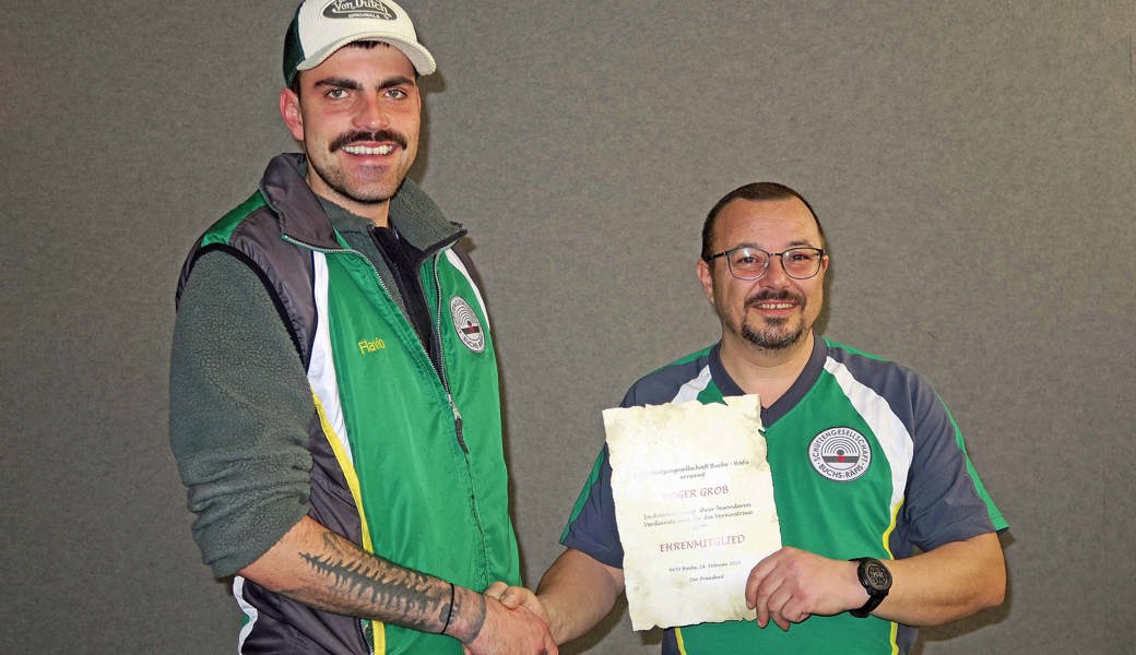 Präsident Flavio Schwendener (links) verleiht Roger Grob die Ehrenmitgliedschaft.