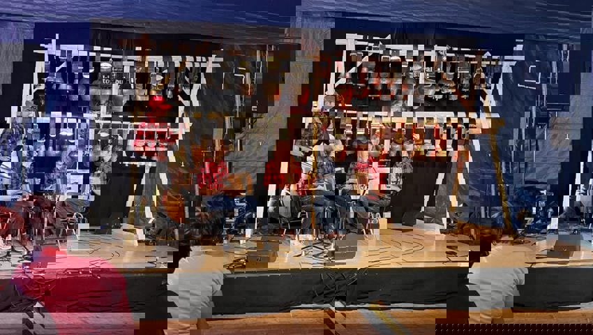  Vor dem Konzert im Zelt: die Silberhornörgeler Berneroberland.