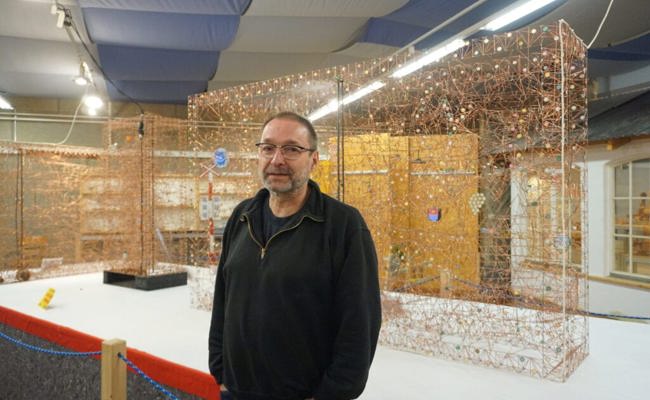 Alain Schartner stellt aus unterschiedlichen Materialien filigrane «Chügelibahnen» her