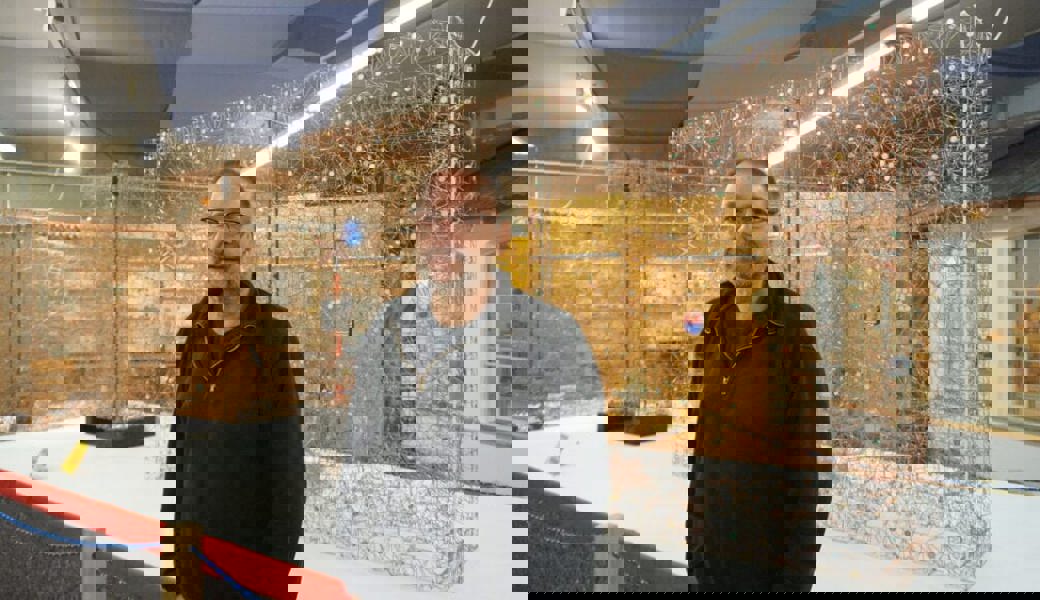  In der Erlebniswelt Toggenburg stellt «Chügelibahn»-Künstler Alain Schartner seine Werke aus. Bilder: Alec Nedic