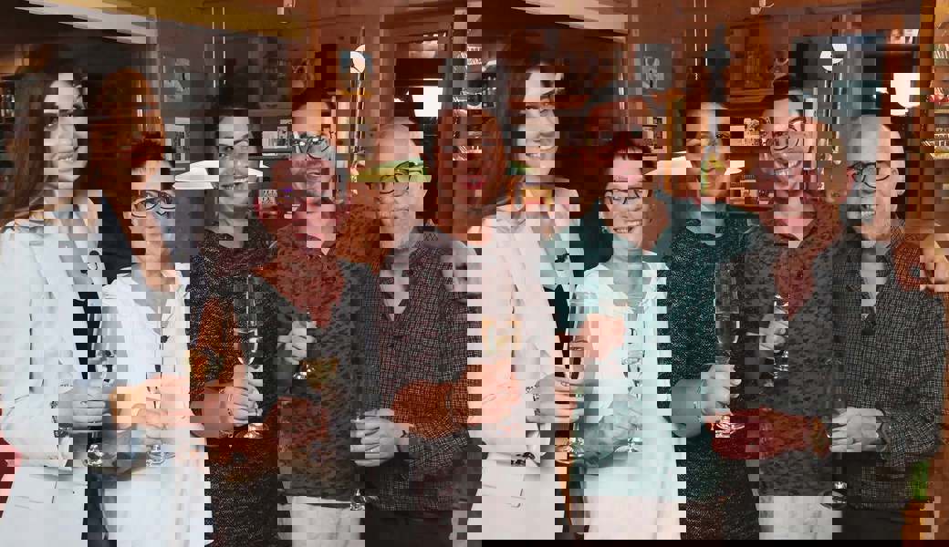 Die Teilnehmerinnen und Teilnmeher von «Mini Chuchi, dini Chuchi – Öppis Panierts»: . Merve Gökbayrak, Heidi Jenni, Pinar Bakis, Moses Germann, Peter Merz-Wieser (von links). 