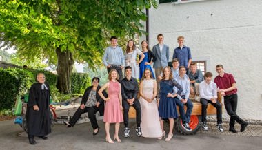 An einem sonnigem Tag sind 14 Jugendliche feierlich in der Kirche konfirmiert worden