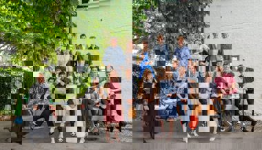 An einem sonnigem Tag sind 14 Jugendliche feierlich in der Kirche konfirmiert worden