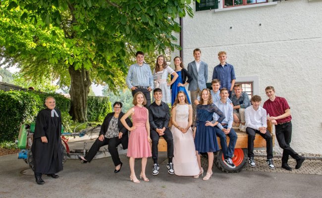 An einem sonnigem Tag sind 14 Jugendliche feierlich in der Kirche konfirmiert worden