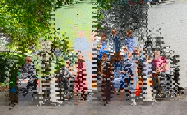 An einem sonnigem Tag sind 14 Jugendliche feierlich in der Kirche konfirmiert worden