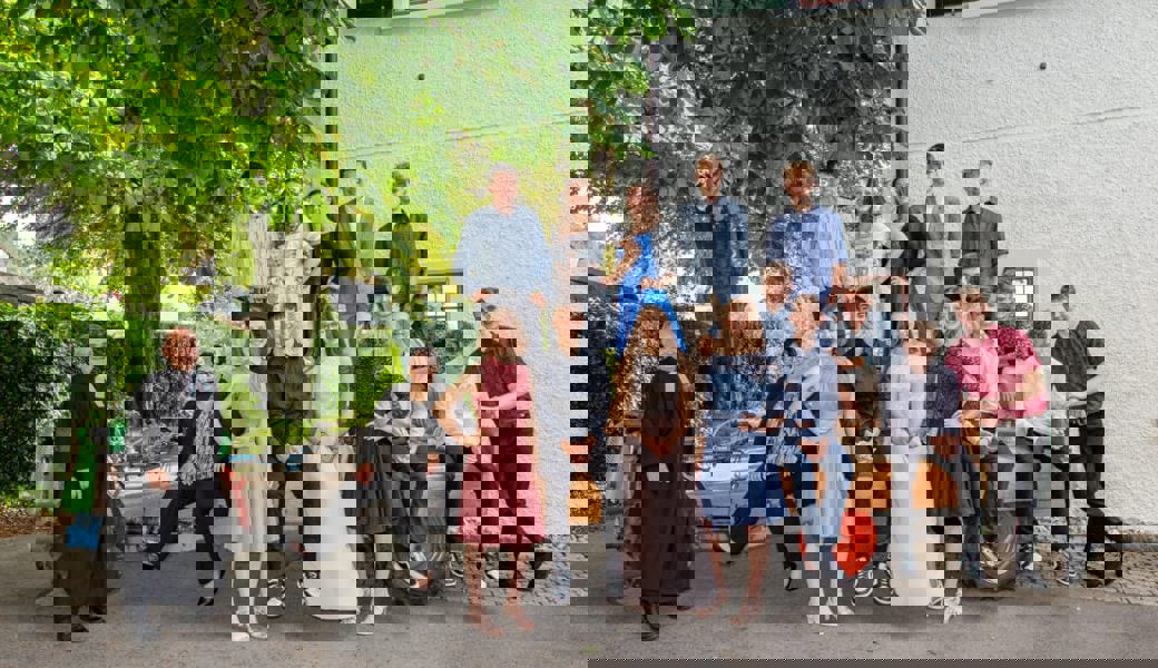  Strahlende Gesichter an einem strahlenden Sonntag: Konfirmation in der Kirche Gretschins. 