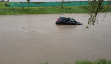 Junger Autofahrer fuhr in Binnenkanal, konnte sich aber ans Ufer retten