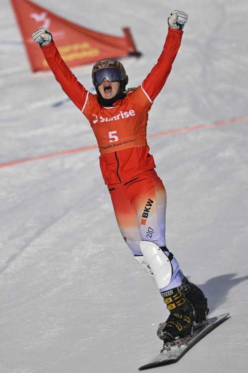  Jubel über Platz drei nach der Zieldurchfahrt in Scuol: Nun wäre es für Julie Zogg Zeit, nächstens über einen ersten Rang zu jubeln. Bild Gian Ehrenzeller/Keystone