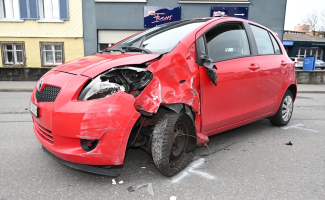 75-Jährige prallt fahrunfähig in Lastwagen