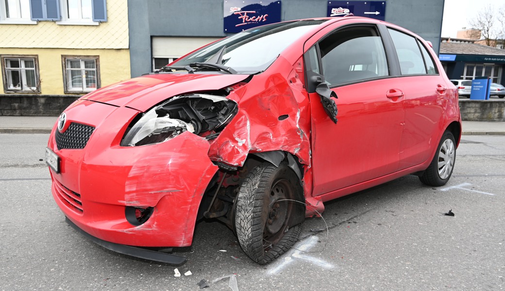 Das stark beschädigte Auto der fahrunfähigen Frau in Buchs.