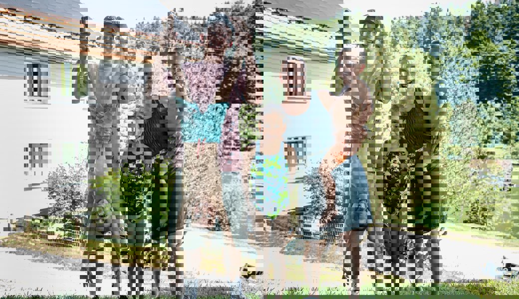 Au-pair Virgile Gremaud (links) kümmert sich um die Kinder von Mélanie und Stefan Rohrer: Gian (von links), Michelle und Lio. 