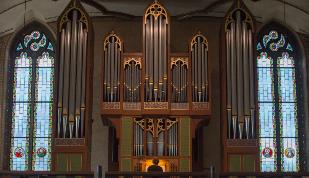  Die Orgel aus dem Baujahr 1990 in der Pfarrkirche Gams mit ihrer stattlichen Höhe von 7.1 Meter wiegt ca. 12000 Kg. 