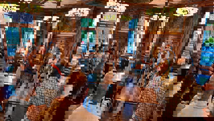 Kathrin Schertler-Secli führte durch die mit grossem Aufwand restaurierten Gebäude des Gasthofs Traube.