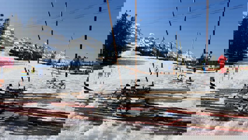  Nostalgische Ski und Skitstöcke. 