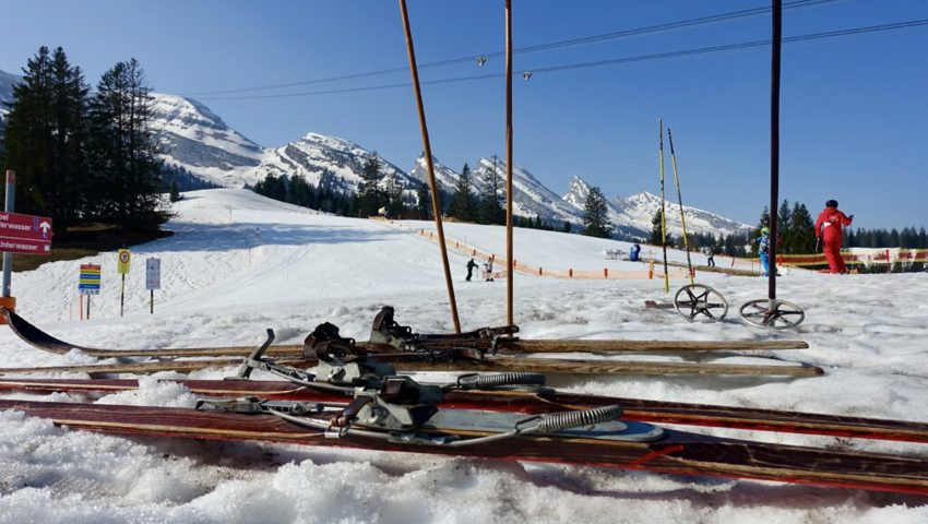  Nostalgische Ski und Skitstöcke. 