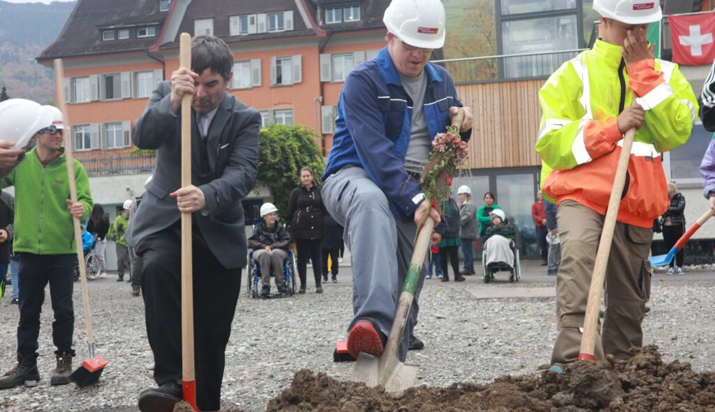  Die ersten Spatenstiche durften die Bewohnenden des Lukashauses setzen. Bilder: Michael Kyburz