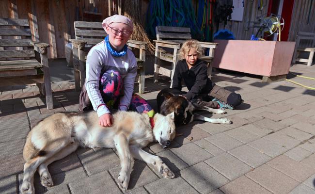 Wie Huskys den Kindern im Inklusionscamp Nähe und Selbstvertrauen schenken