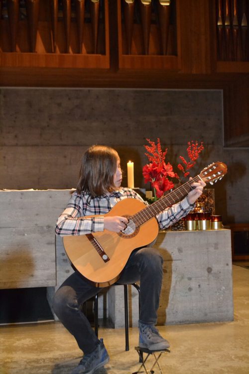  Gitarrensolist Alexander Härtl spielt «Greensleeves», eine traditionelle Melodie. 