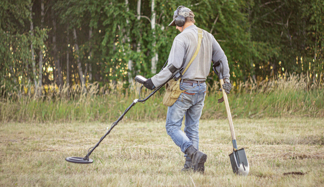 In Liechtenstein und im Kanton St.Gallen verboten: Nicht bewilligte Schatzsuche mit Metalldetektoren.