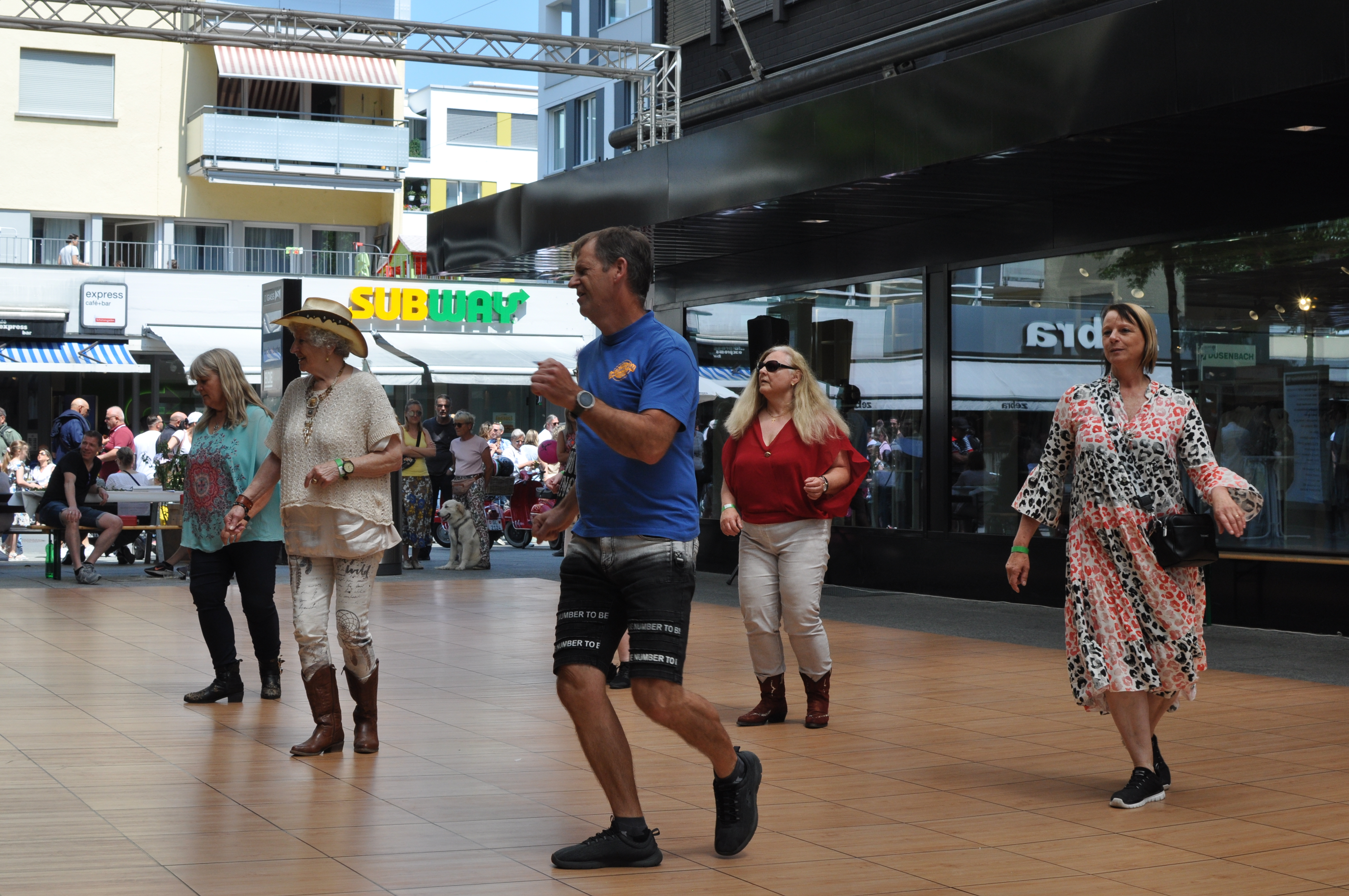 Tanzen und shoppen in der Gass