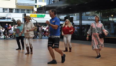 Tanzen und shoppen in der Gass