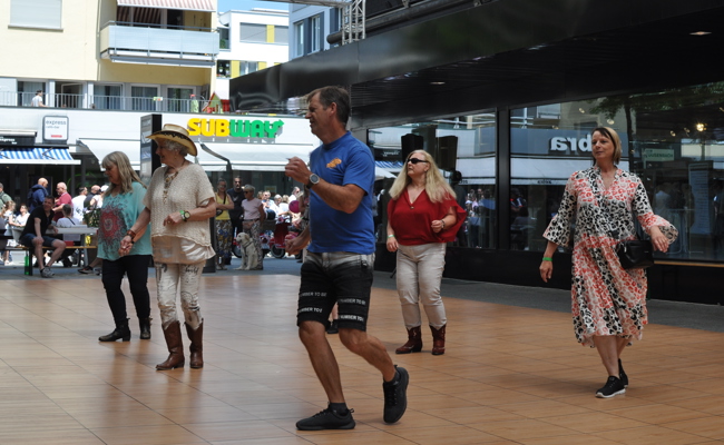 Tanzen und shoppen in der Gass