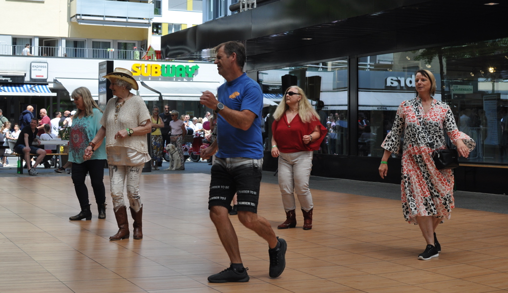In der Gruppe macht es einfach Spass: In der Buchser Gass konnte man am Samstag shoppen, verweilen und Linedance-Feeling erleben.
