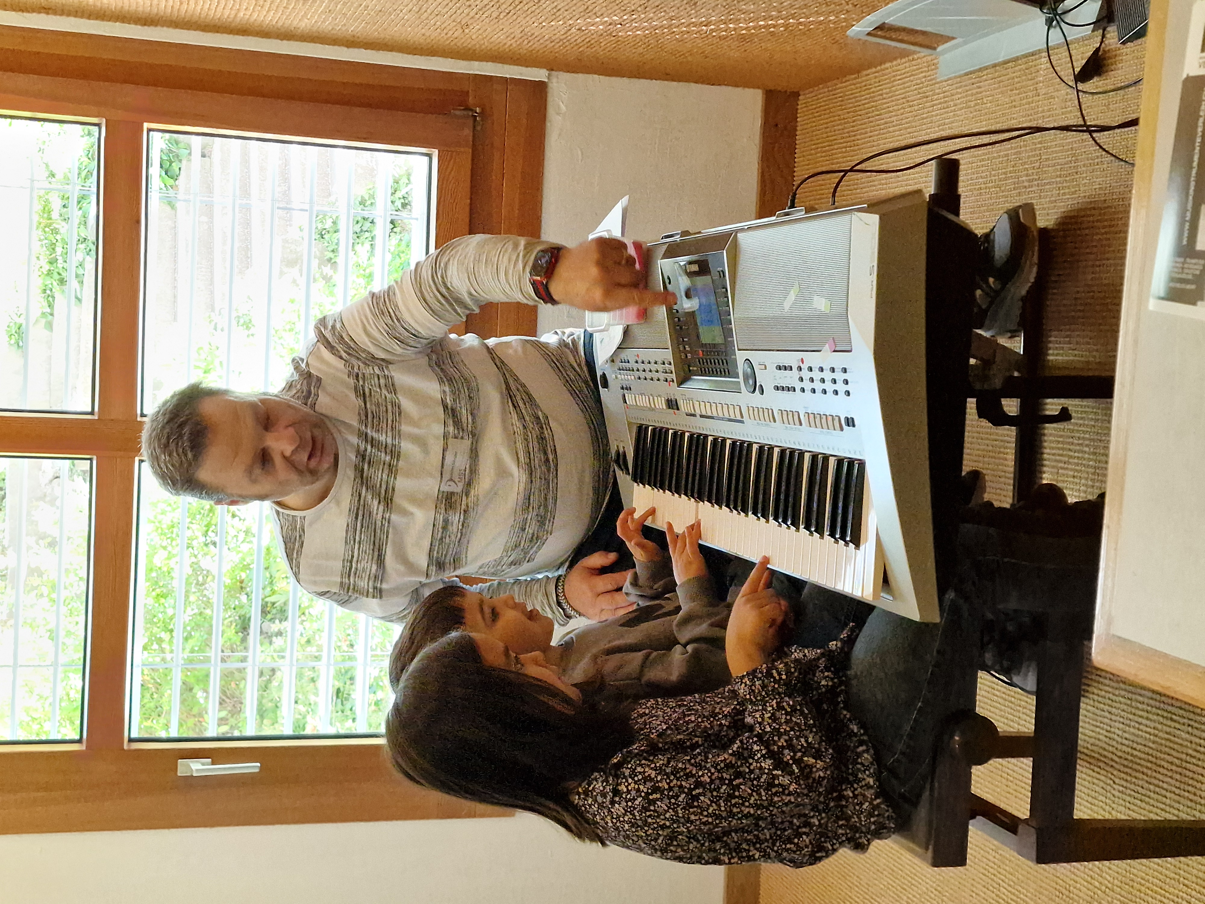 Am Vorstellungstag konnten sich die Kinder auch gleich an den Instrumenten versuchen.