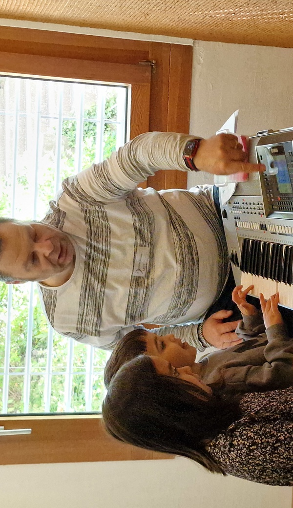 Am Vorstellungstag konnten sich die Kinder auch gleich an den Instrumenten versuchen.