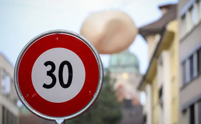 Krach um Tempo 30: Jetzt entscheidet das Volk und die Justiz